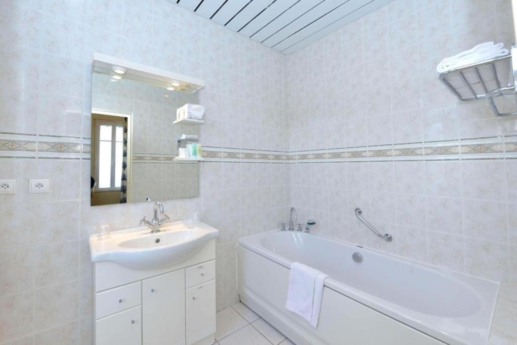 Hotel Castel Jeanson Ay-Champagne Room photo